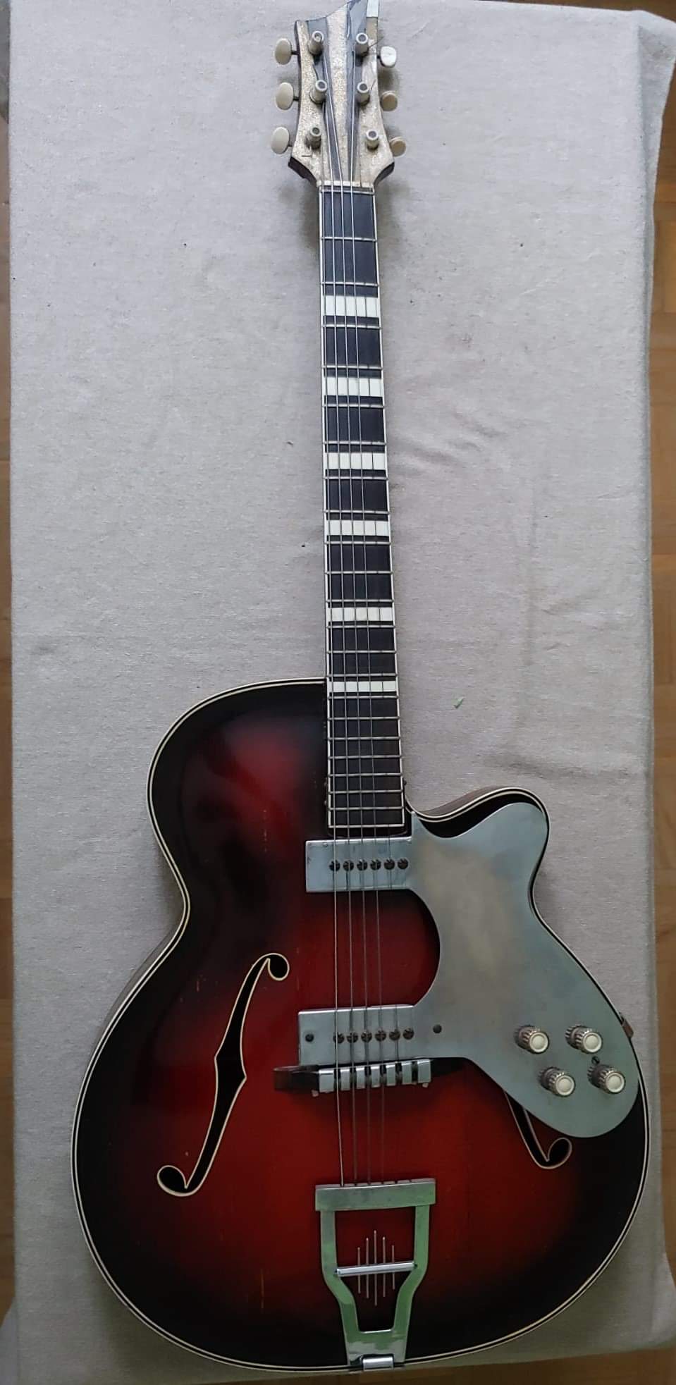 Anónimo: Primera guitarra eléctrica fabricada en Madrid